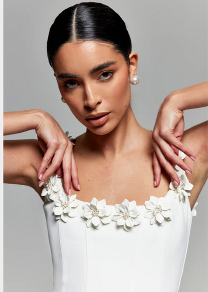 LYNNA – Mouwloze mini-jurk met florale halslijnaccenten