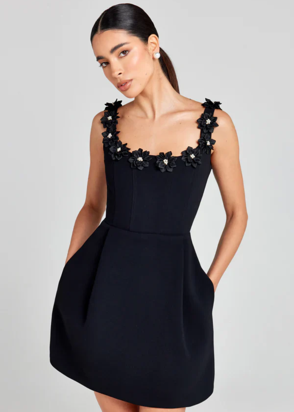 LYNNA – Mouwloze mini-jurk met florale halslijnaccenten