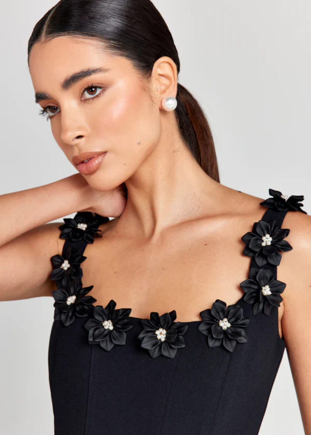 Mouwloze dames minijurk met bloemendetail bij de hals – FLORÉLIA - Glamorix