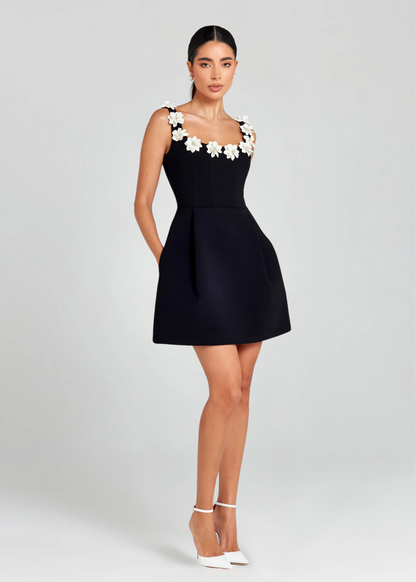 LYNNA – Mouwloze mini-jurk met florale halslijnaccenten