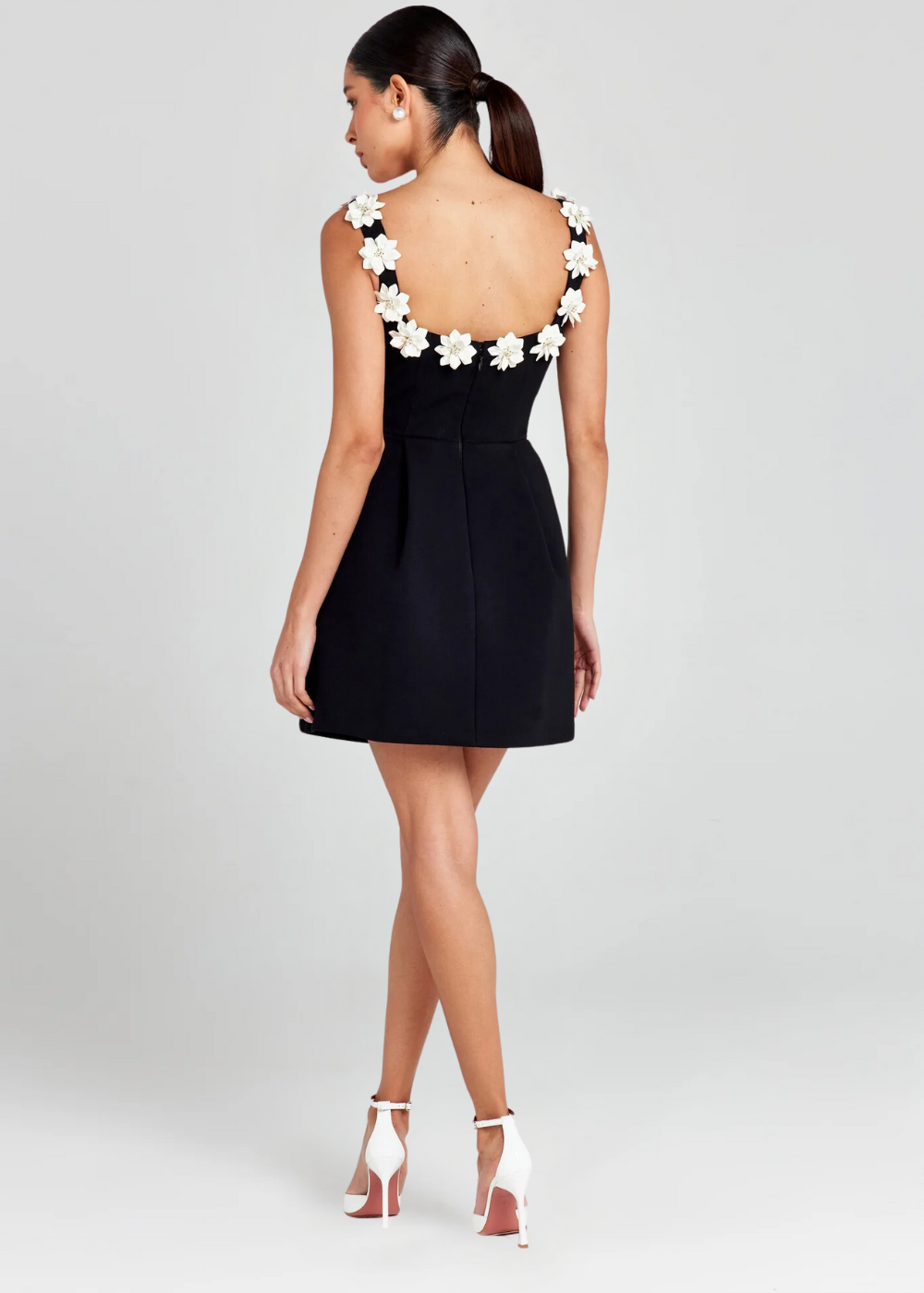 LYNNA – Mouwloze mini-jurk met florale halslijnaccenten