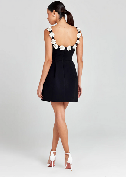 LYNNA – Mouwloze mini-jurk met florale halslijnaccenten