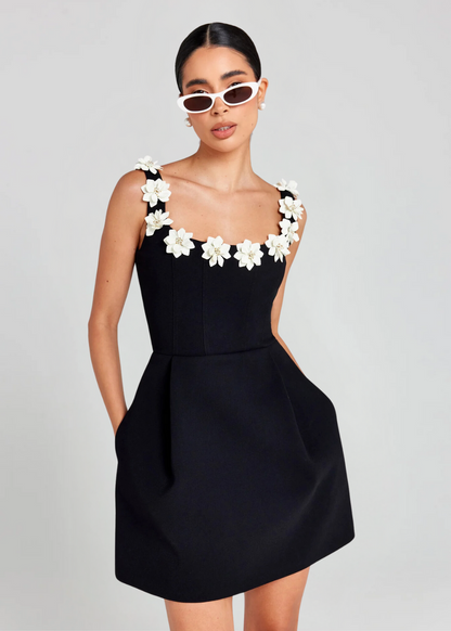 LYNNA – Mouwloze mini-jurk met florale halslijnaccenten