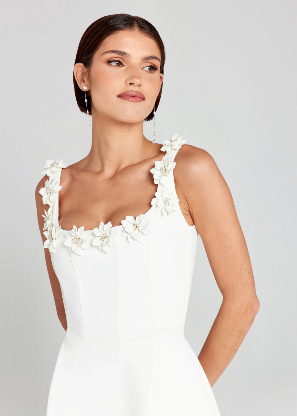 LYNNA – Mouwloze mini-jurk met florale halslijnaccenten