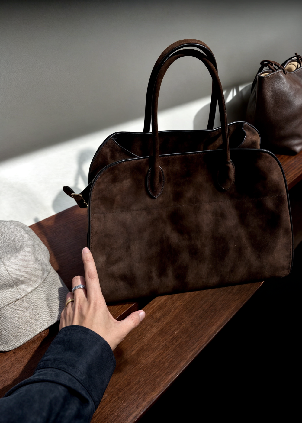 Luxe suède schoudertas voor dames – ANDA