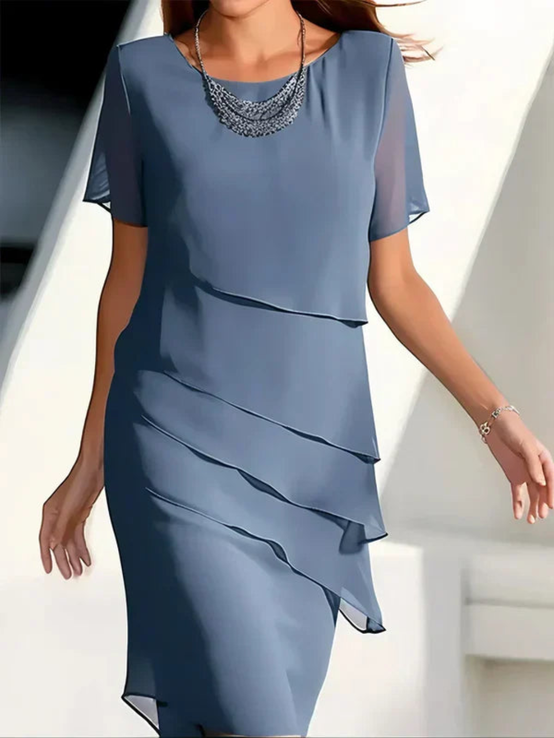 Gelaagde dames midi-jurk met korte mouwen en speelse flair – LOREA LAYR - Glamorix