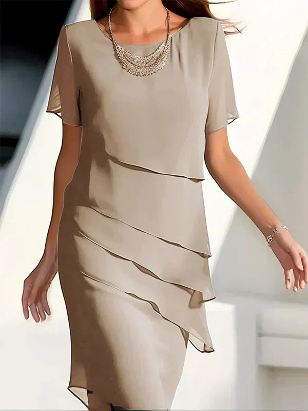 Gelaagde dames midi-jurk met korte mouwen en speelse flair – LOREA LAYR - Glamorix