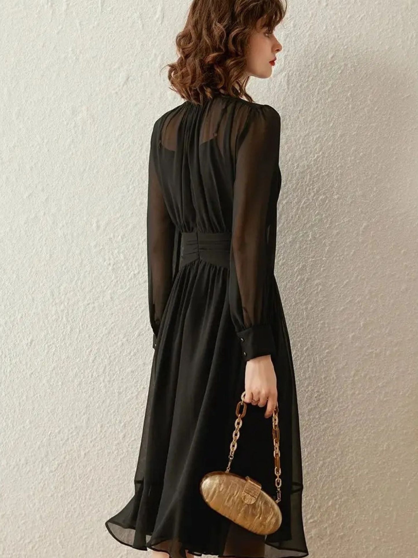 Elegante midi-jurk met hoge hals en transparante mouwen – LUMINA GRACE - Glamorix