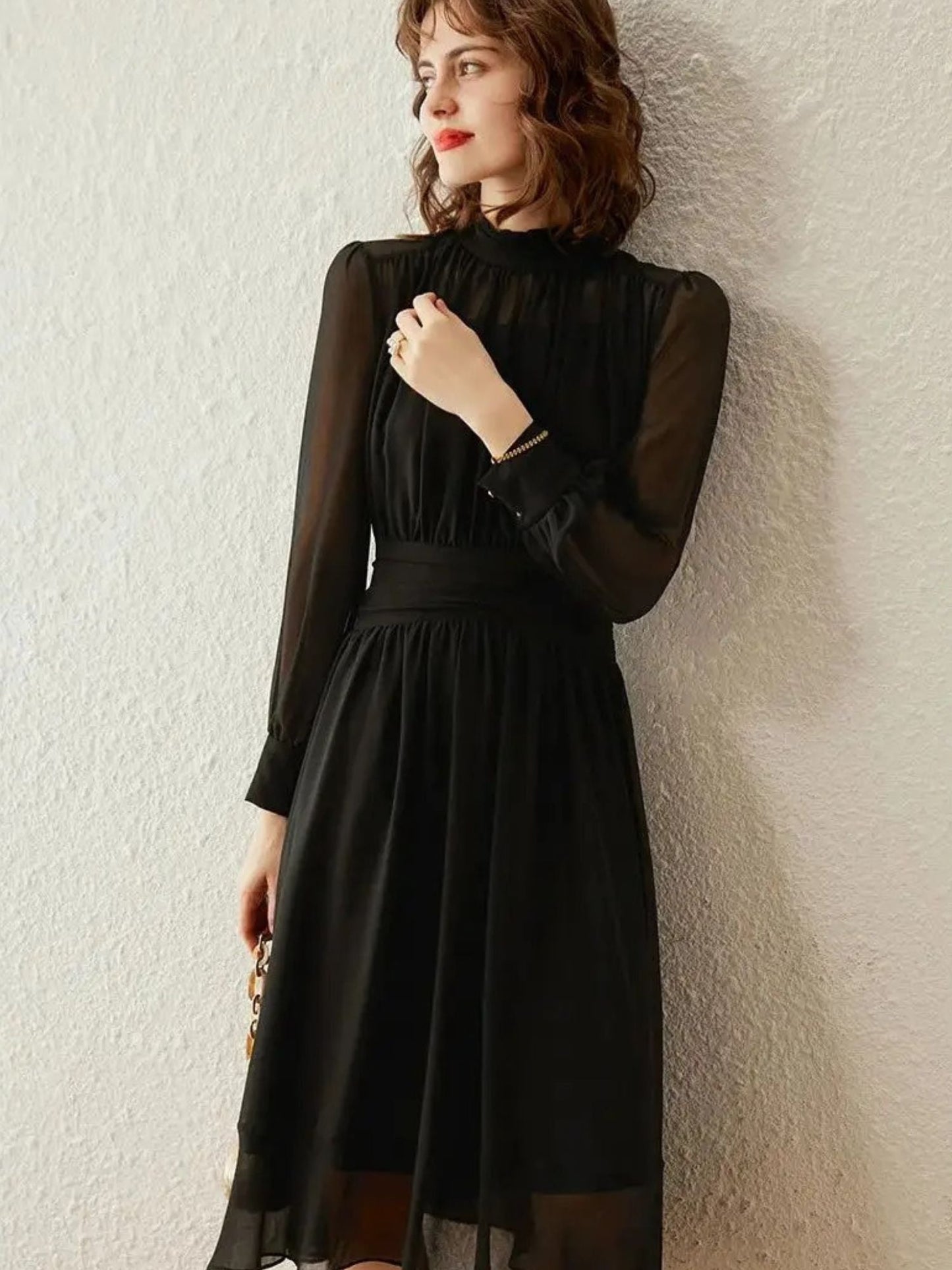 Elegante midi-jurk met hoge hals en transparante mouwen – LUMINA GRACE - Glamorix
