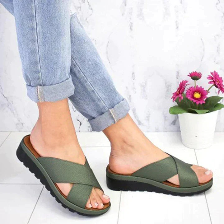 Lichtgewicht zomersandalen met gekruiste bandjes – LUNARIA - Glamorix