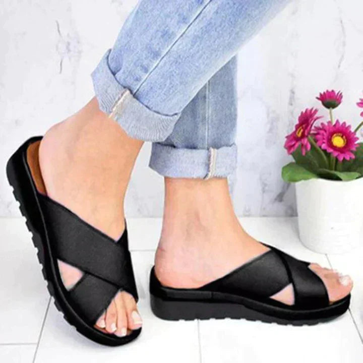 Lichtgewicht zomersandalen met gekruiste bandjes – LUNARIA - Glamorix