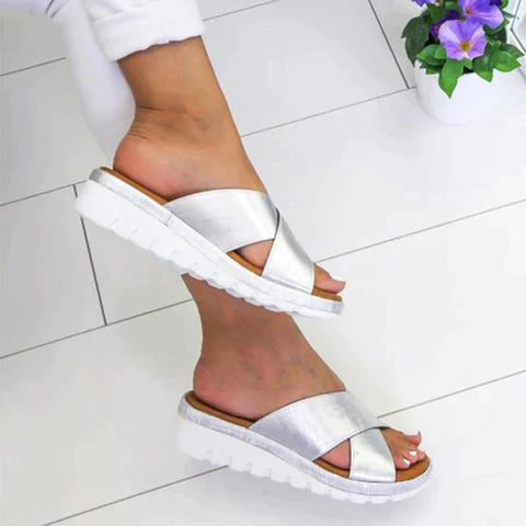 Lichtgewicht zomersandalen met gekruiste bandjes – LUNARIA - Glamorix