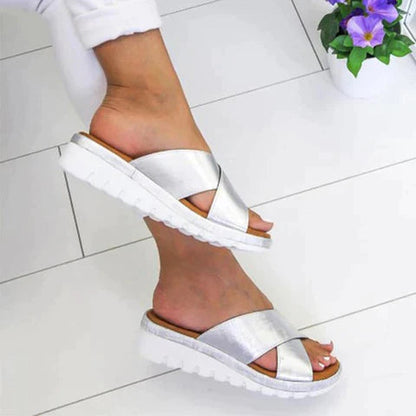 Lichtgewicht zomersandalen met gekruiste bandjes – LUNARIA - Glamorix