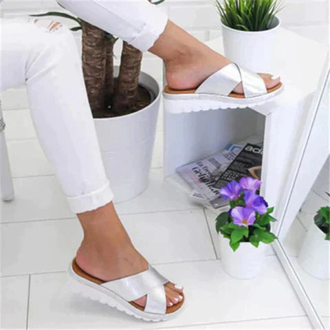 Lichtgewicht zomersandalen met gekruiste bandjes – LUNARIA - Glamorix