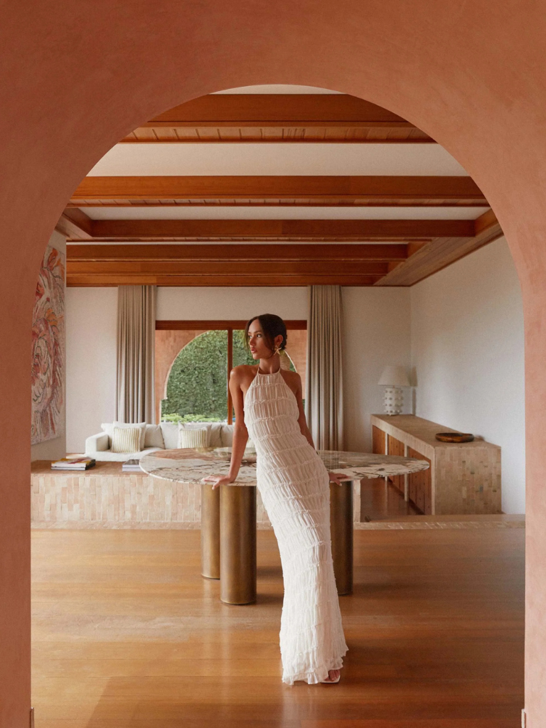 Lange dames halterjurk met geplooide details – ISABELLE FLOW - Glamorix