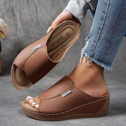 Damesslippers met sleehak en brede gesloten wreefband – SOLARA LIFTSTEP - Glamorix