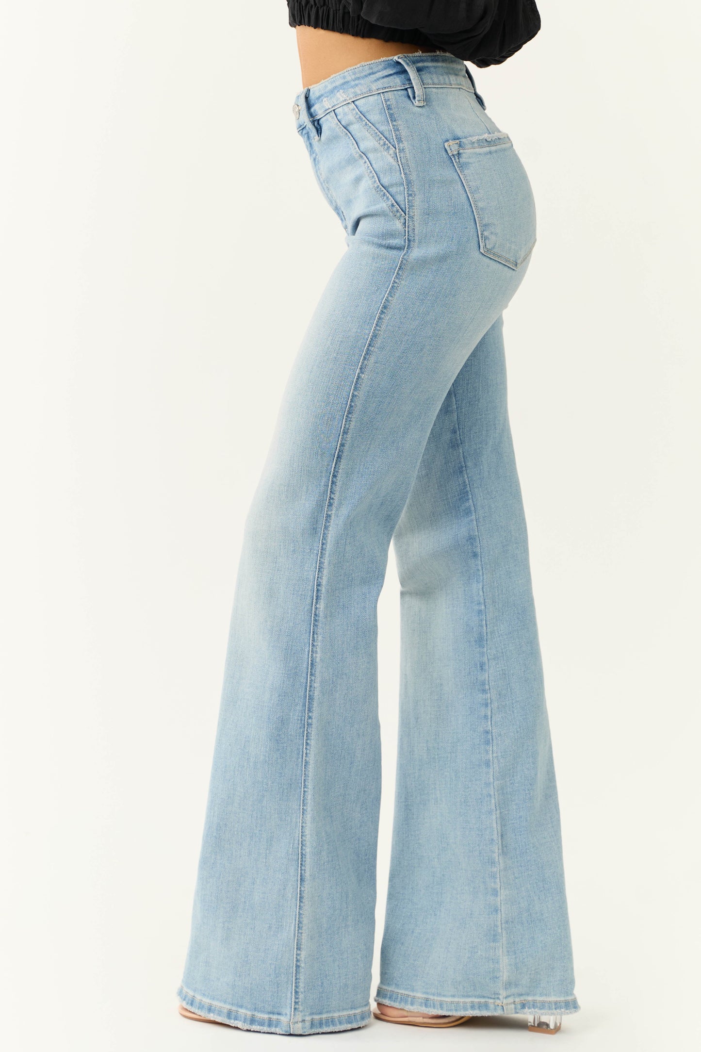 ELARA – Flared dames jeans in lichtblauw denim met hoge taille - Glamorix