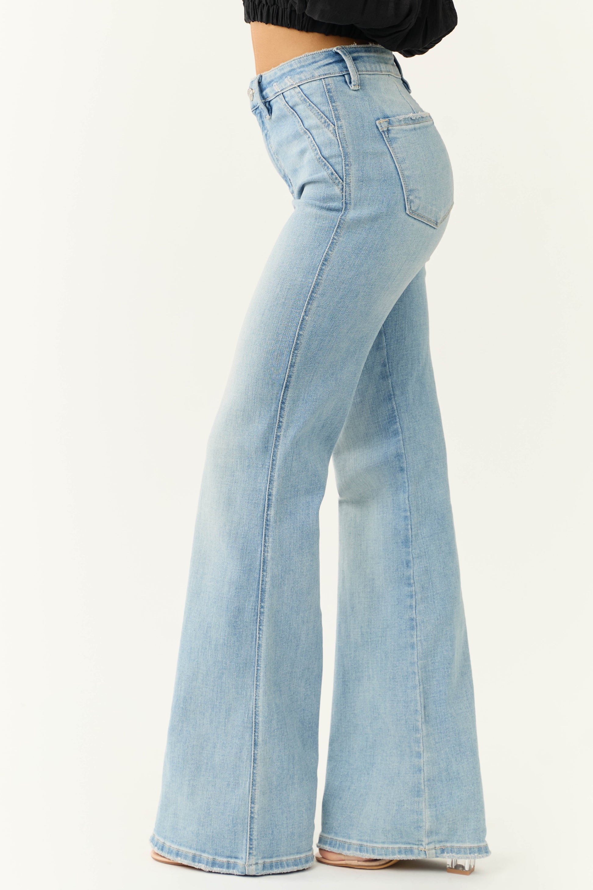 ELARA – Flared dames jeans in lichtblauw denim met hoge taille - Glamorix