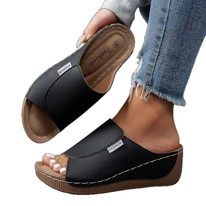 Damesslippers met sleehak en brede gesloten wreefband – SOLARA LIFTSTEP - Glamorix
