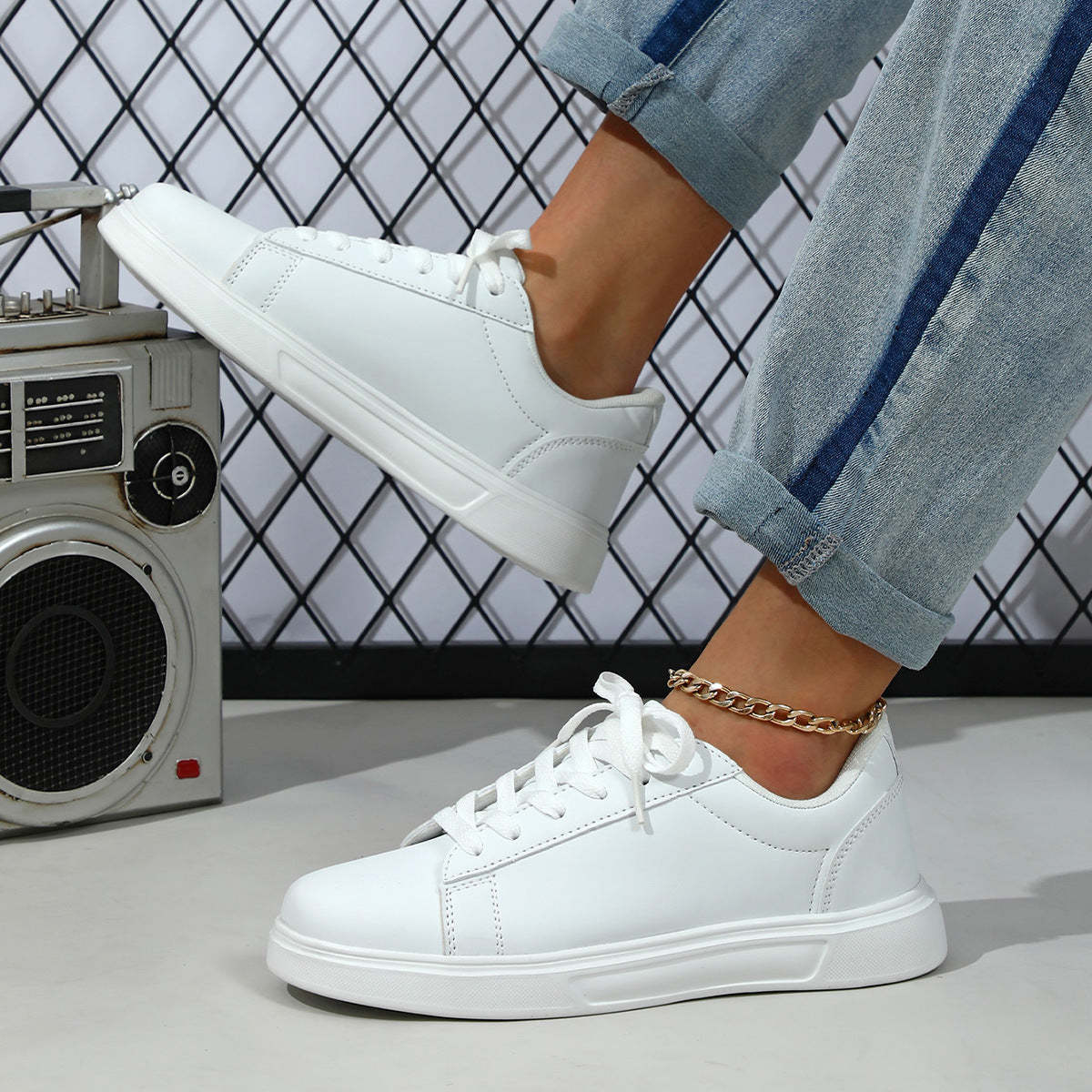 Modieuze lage sneaker met subtiel contrastdetail – ASTELLA - Glamorix