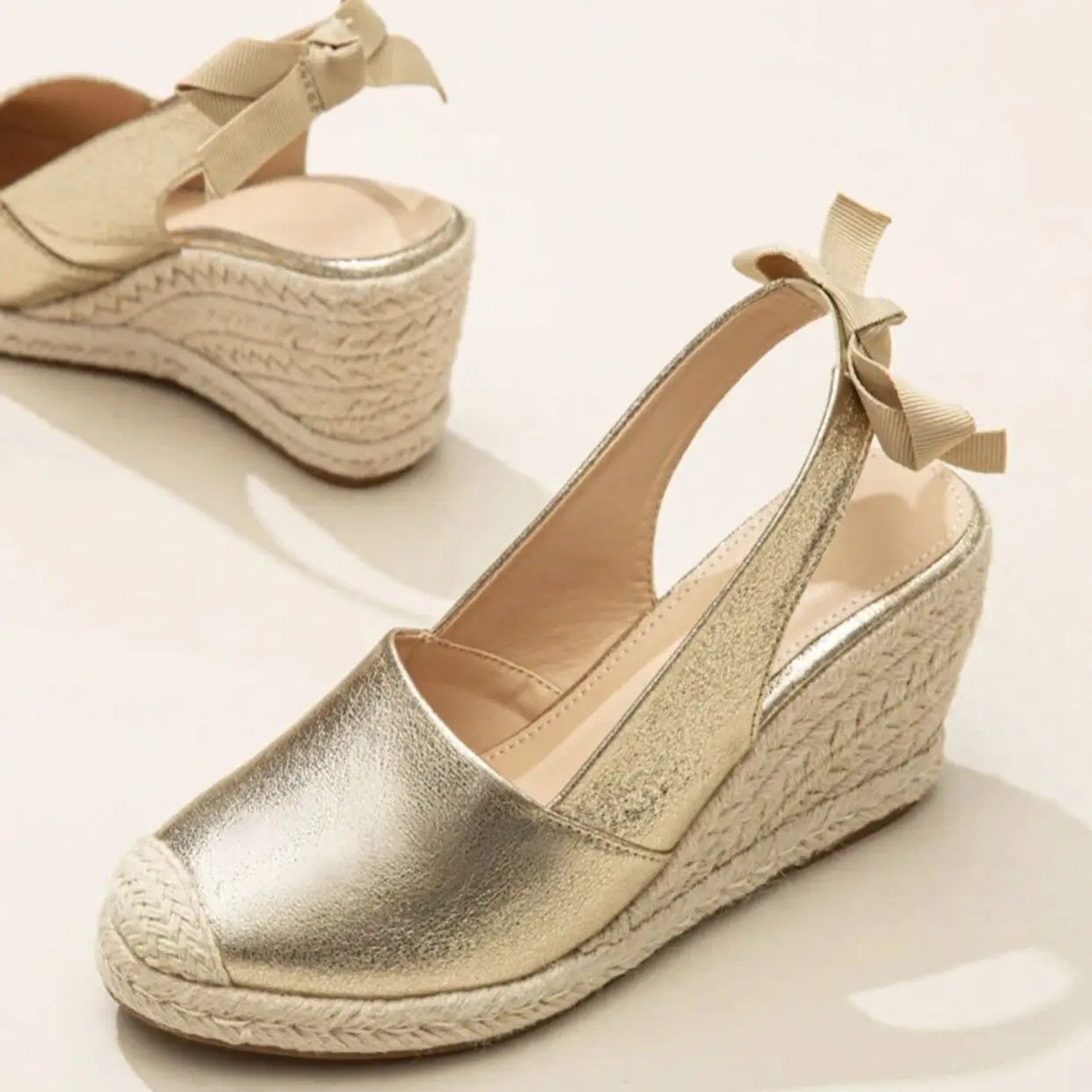 Gouden dames sandalen met riem en gesp – Lumira ShineBuckle - Glamorix