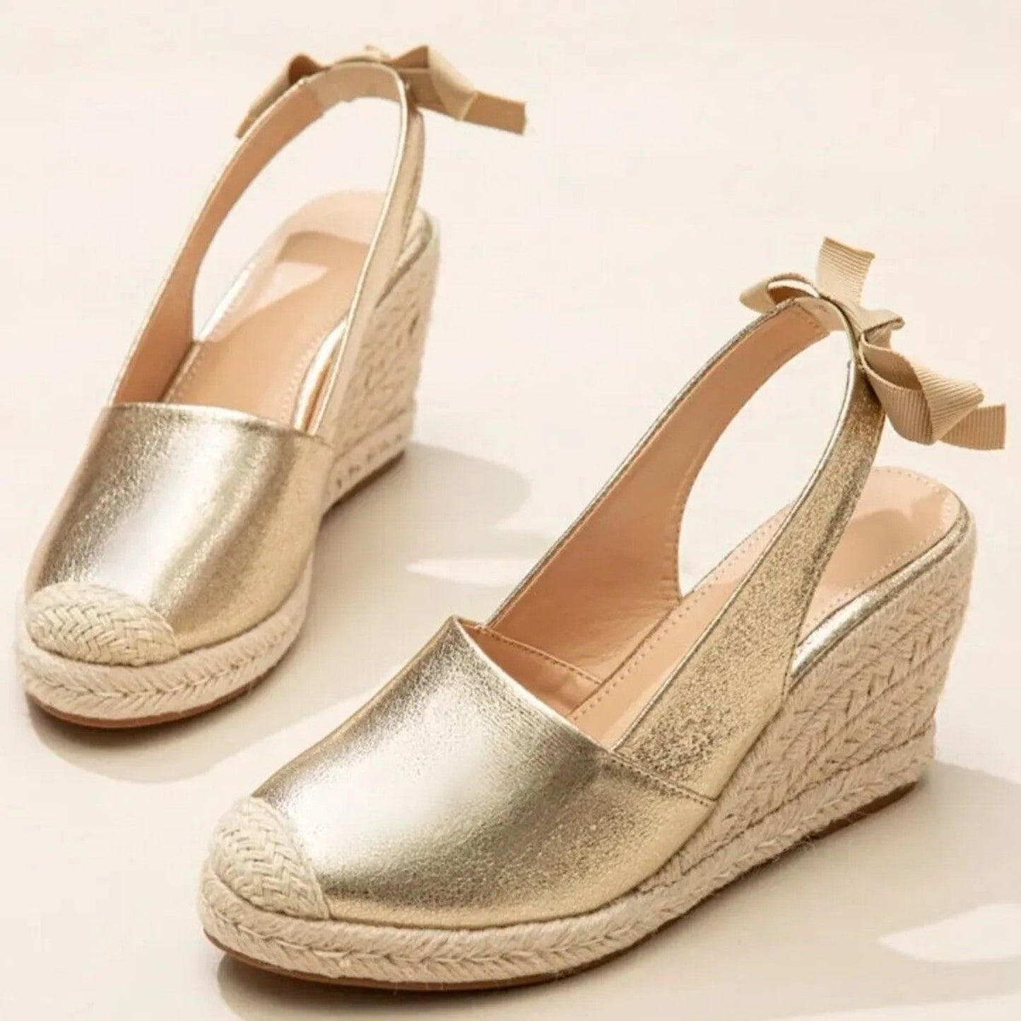 Gouden dames sandalen met riem en gesp – Lumira ShineBuckle - Glamorix