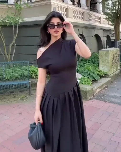 Elegante midi-jurk met hoge hals en geplooide rok – EllaGrace - Glamorix