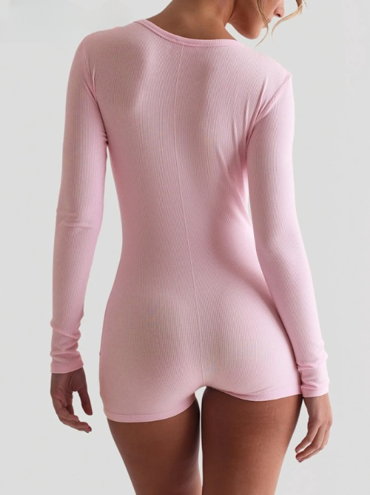 Getailleerde rib dames jumpsuit met knoopdetail – MIRA FORM - Glamorix