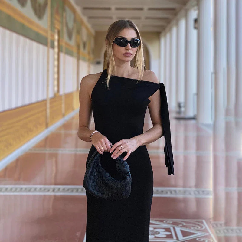 Lange dames avondjurk met strikdetail op één schouder – BellaNoir - Glamorix