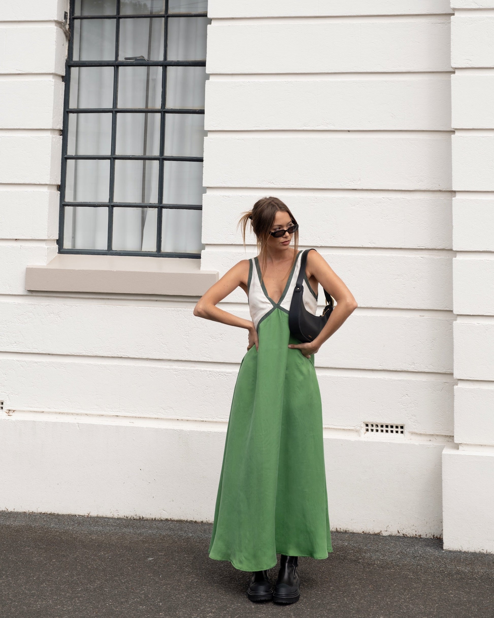 Vloeiende maxi-jurk met diepe V-hals en elegante details – LUMINA - Glamorix