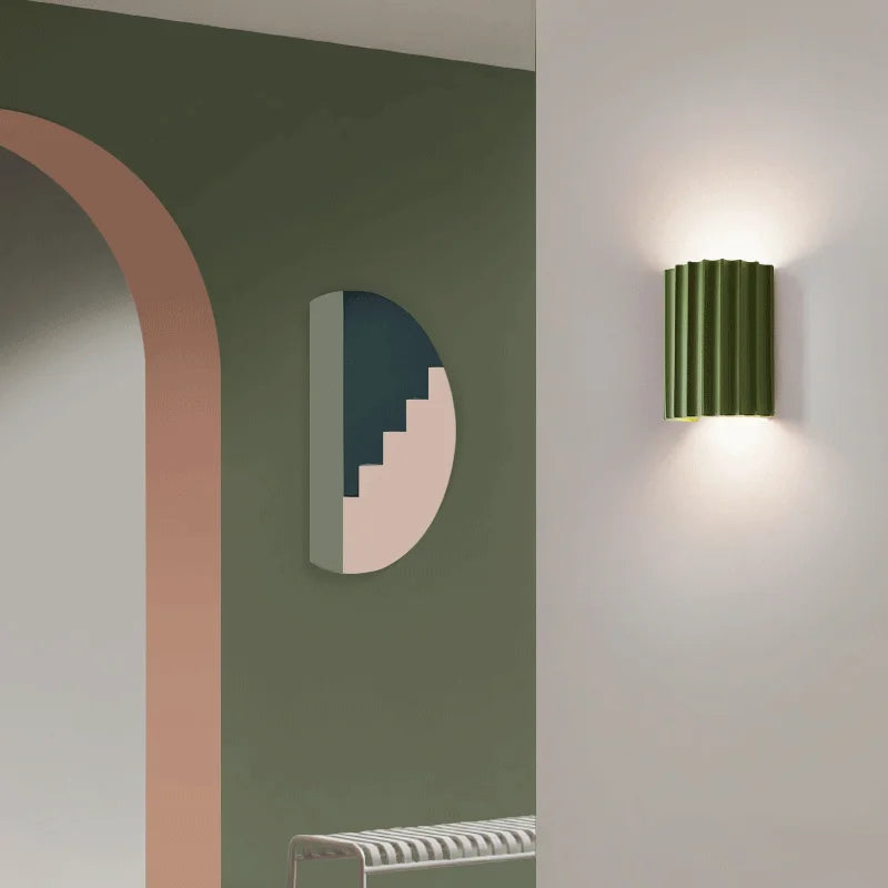 Moderne wandlamp van hars met artistiek design – SOLVARA LightForm - Glamorix