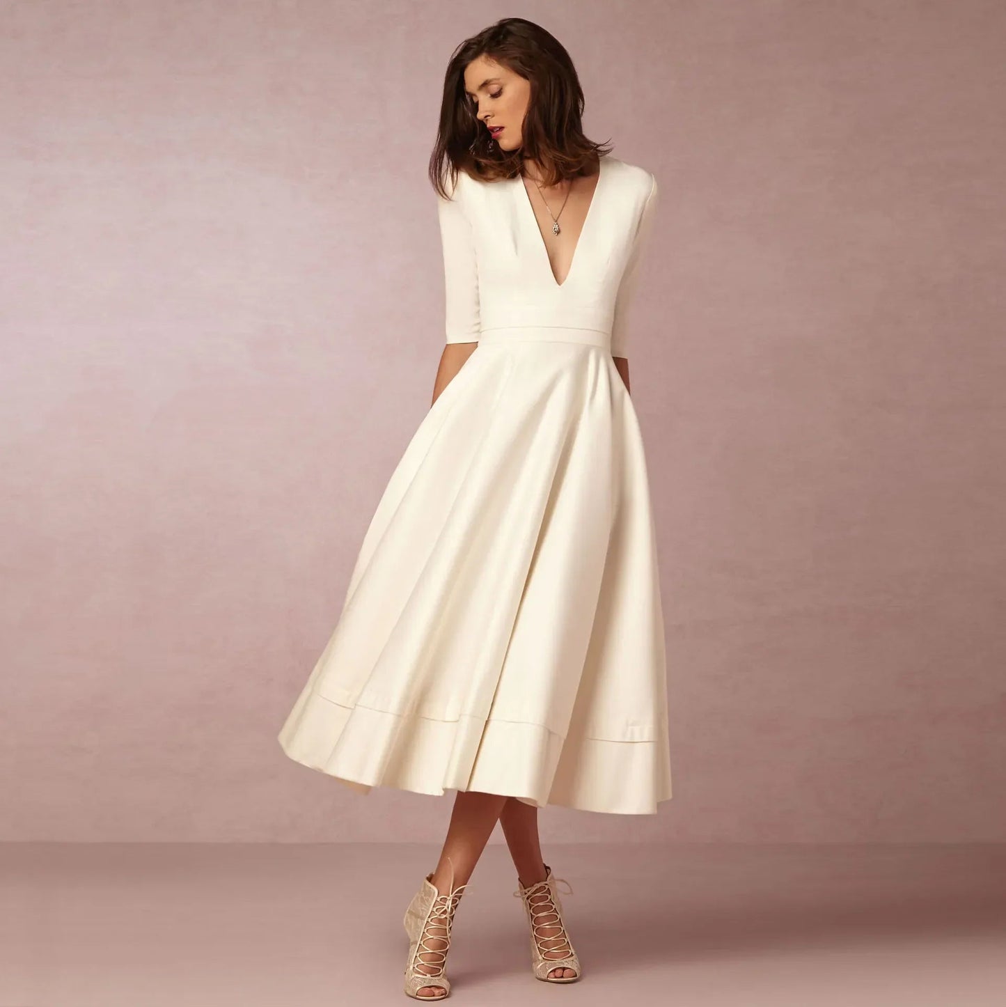 Vrouwelijke midi-jurk met V-hals en halve mouwen – SOLEA GRACE - Glamorix
