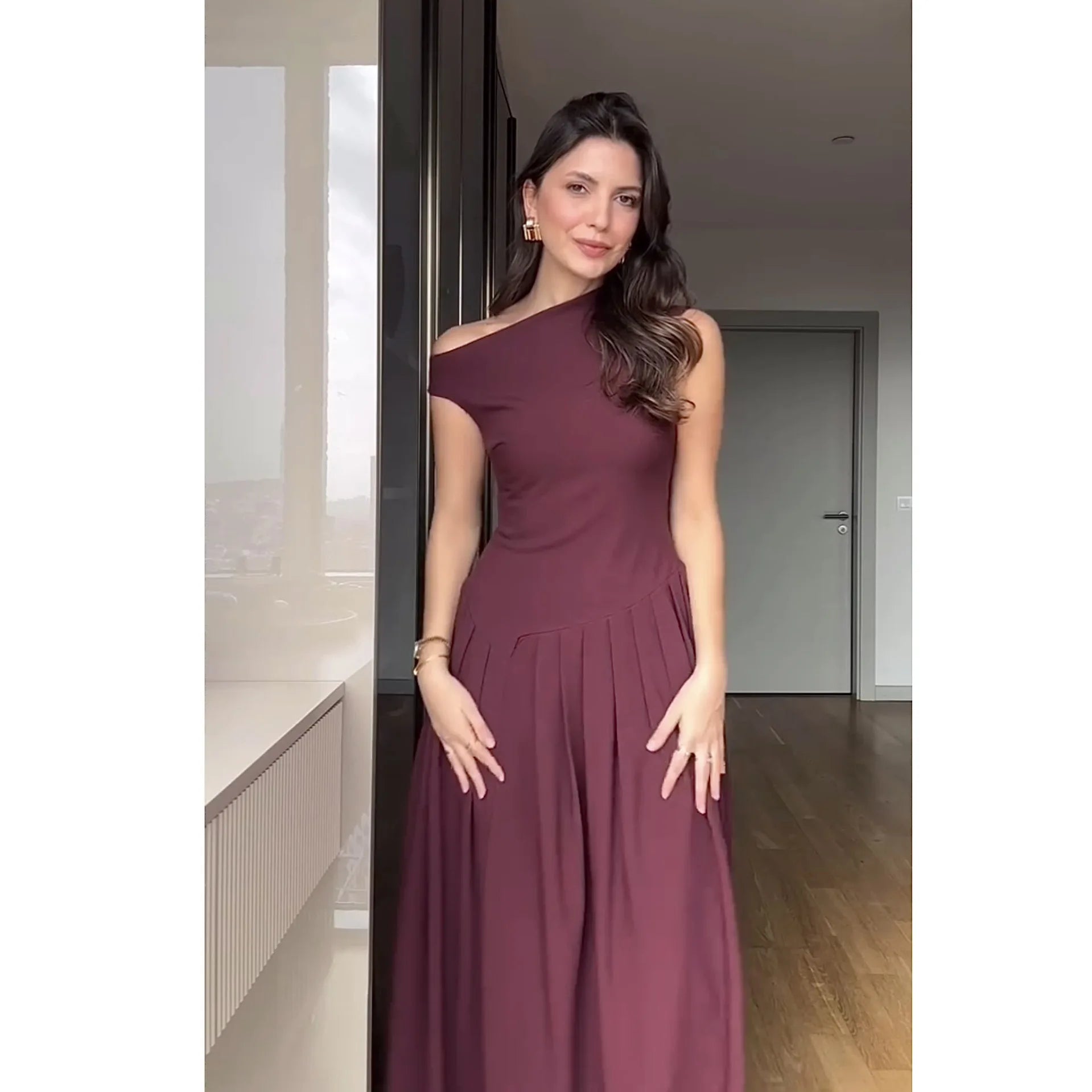 Elegante midi-jurk met hoge hals en geplooide rok – EllaGrace - Glamorix