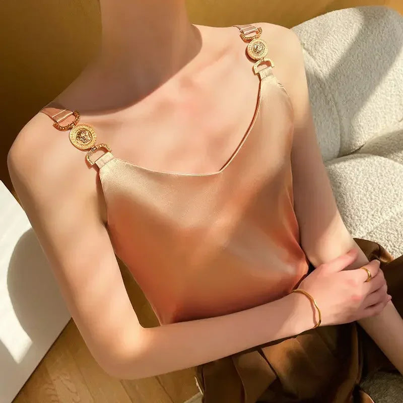 Chique dames top met V-hals en gouden schouderaccenten – LIA GLOW - Glamorix