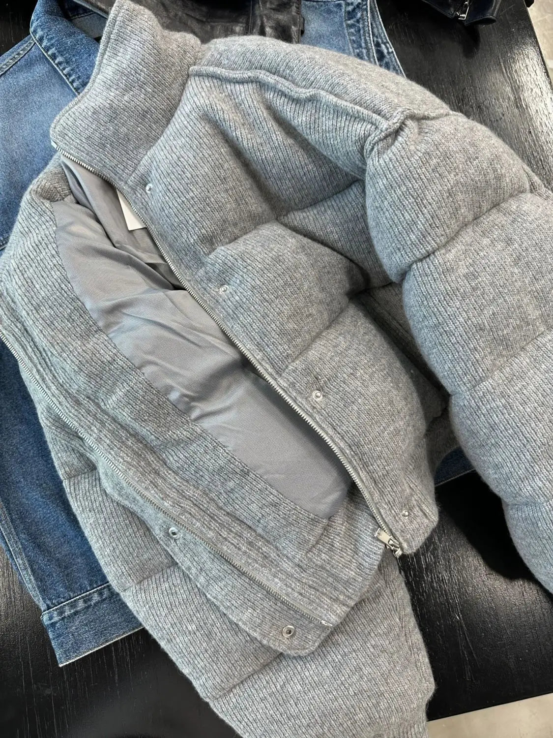 Elara – Geribde gebreide damespufferjas voor ultiem comfort en stijl