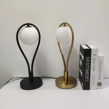 FROSTGLOW - Nachtlamp van mat glas met gouden accenten