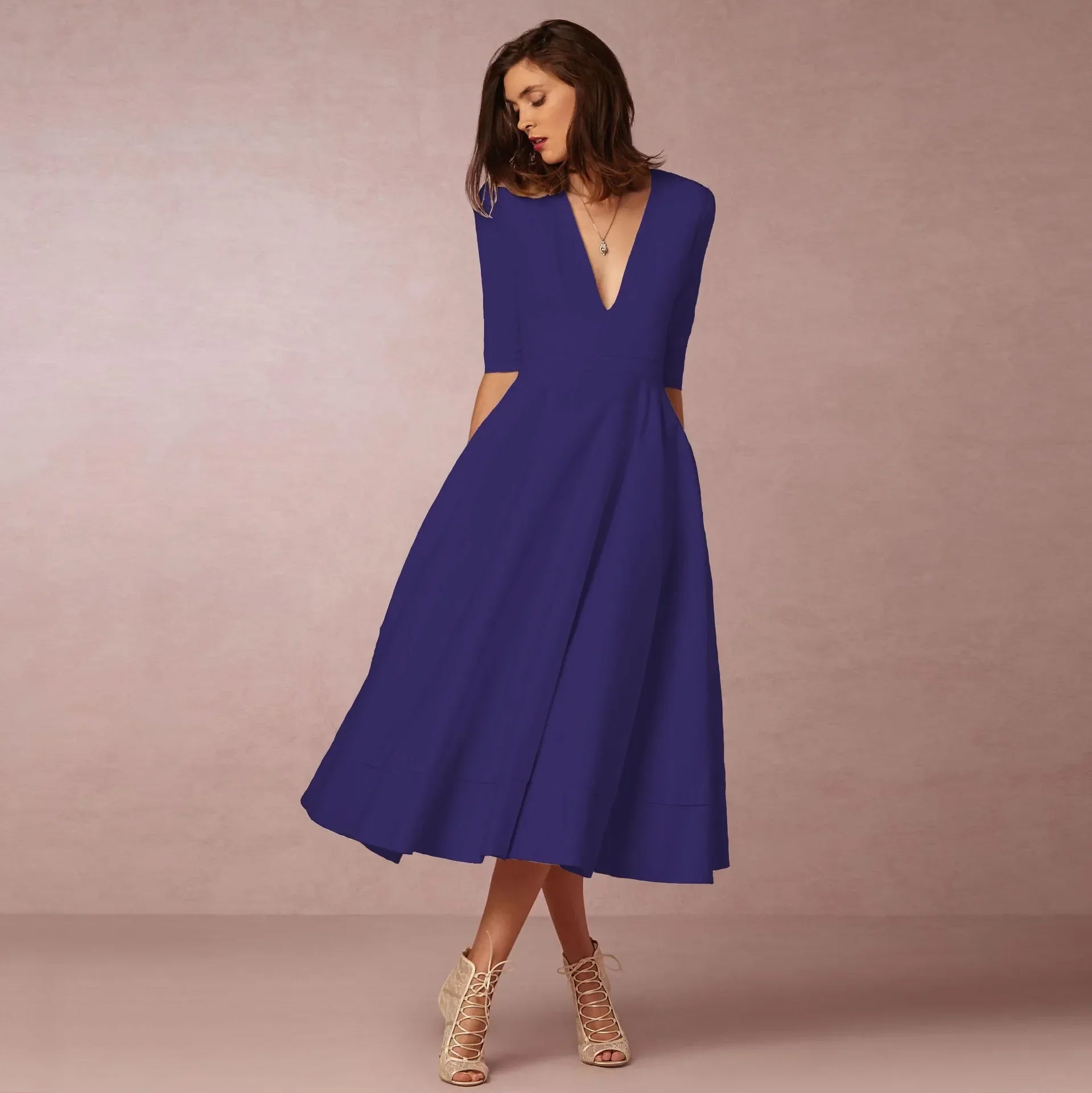 Vrouwelijke midi-jurk met V-hals en halve mouwen – SOLEA GRACE - Glamorix