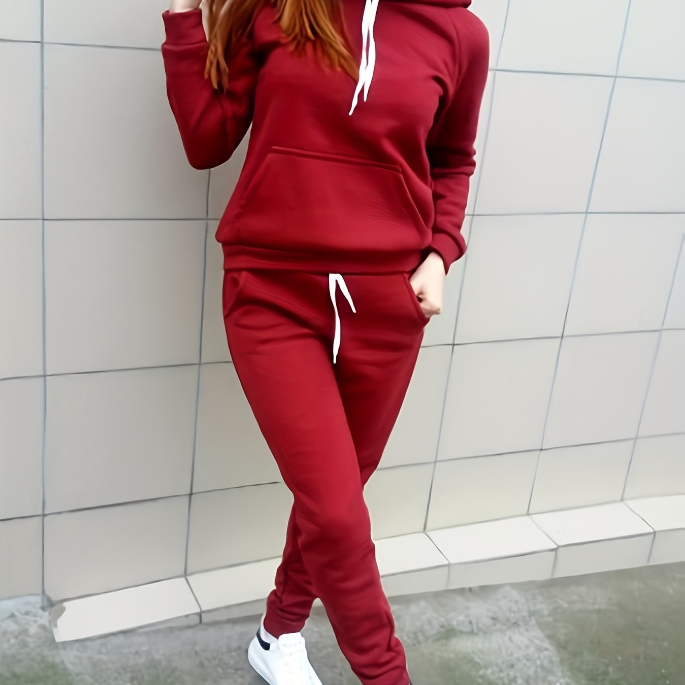 Een trainingspak met capuchon pullover en broek – NOVAWEAR - Glamorix