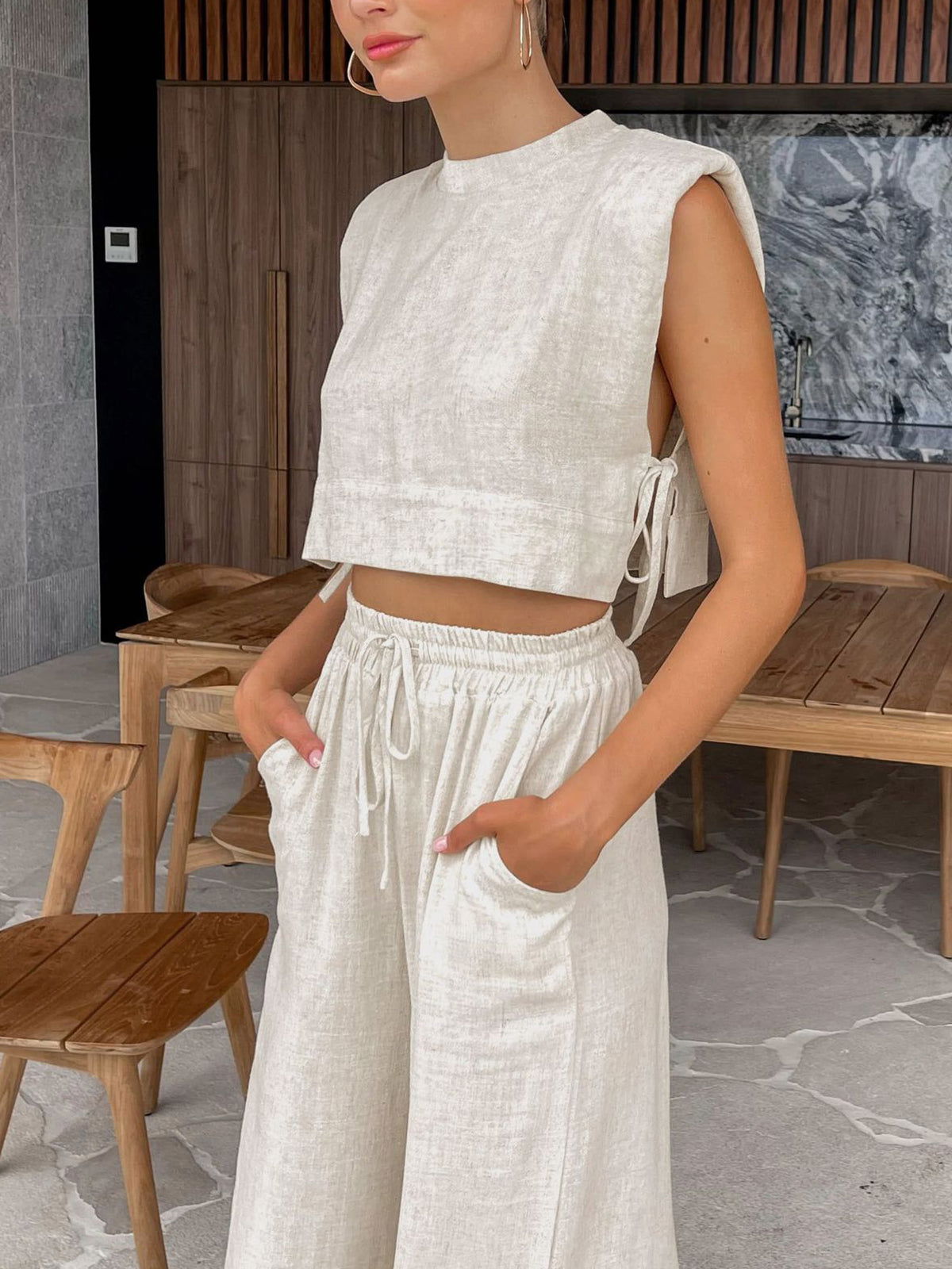 Trendy tweedy setje met vetersluiting: Buikvrij topje, comfortabele broek met elastische tailleband-Glamorix