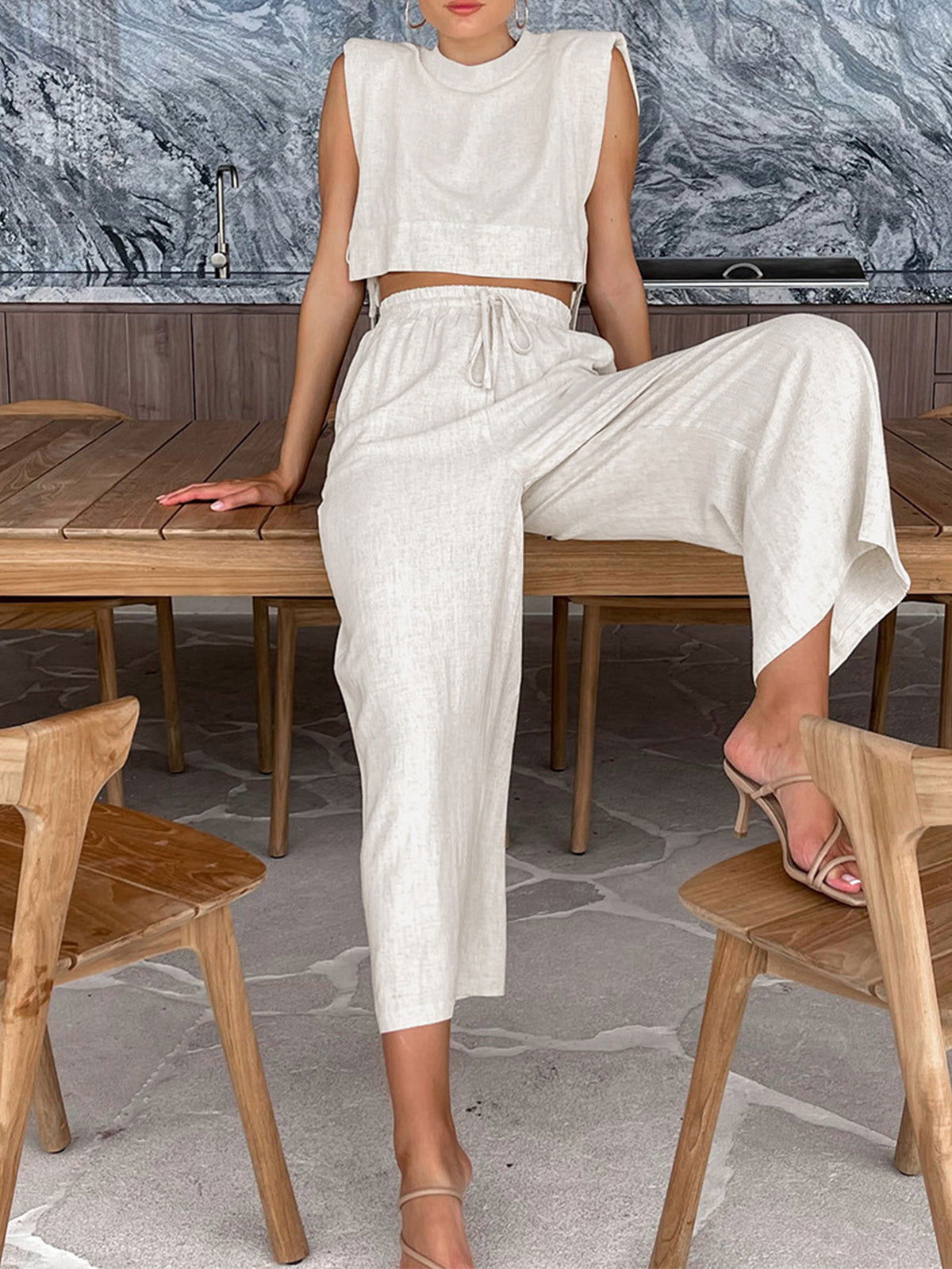 Trendy tweedy setje met vetersluiting: Buikvrij topje, comfortabele broek met elastische tailleband-Glamorix