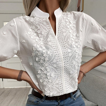 LACEY CHIC – Modieuze Blouse van Wit Kant met Korte Mouwen