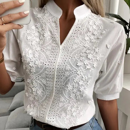 LACEY CHIC – Modieuze Blouse van Wit Kant met Korte Mouwen