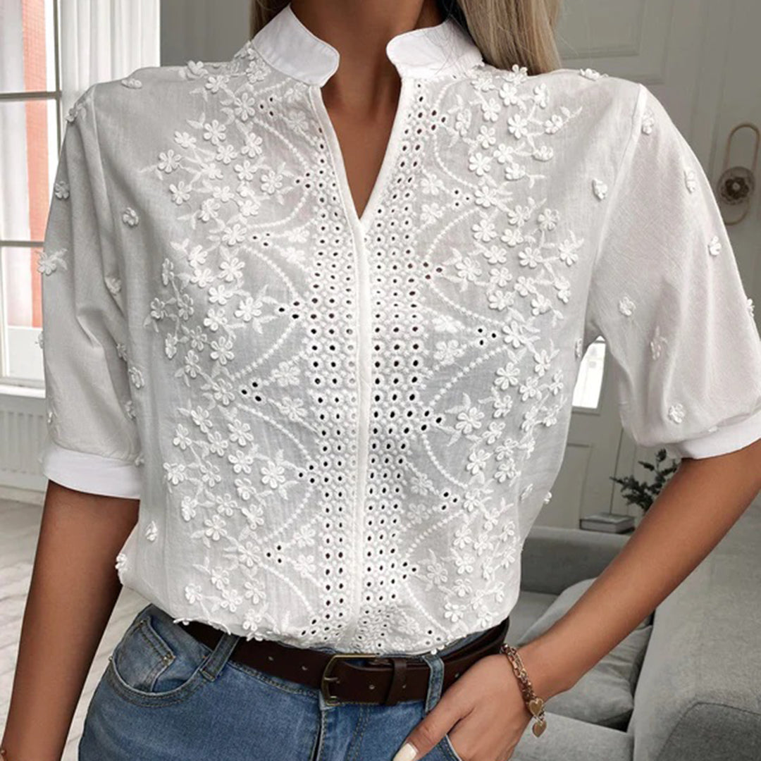 LACEY CHIC – Modieuze Blouse van Wit Kant met Korte Mouwen