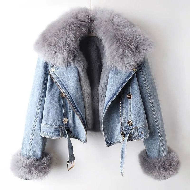 Iconisch denim met luxueuze bontkraag voor dames deze winterjas combineert stoer karakter met warm comfort – VESTARA - Glamorix