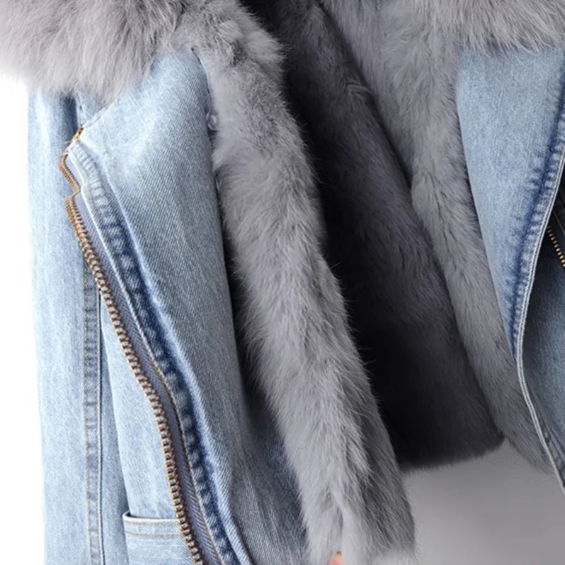 Iconisch denim met luxueuze bontkraag voor dames deze winterjas combineert stoer karakter met warm comfort – VESTARA - Glamorix