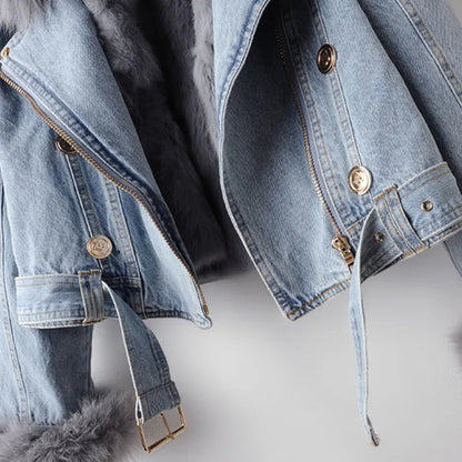 Iconisch denim met luxueuze bontkraag voor dames deze winterjas combineert stoer karakter met warm comfort – VESTARA - Glamorix