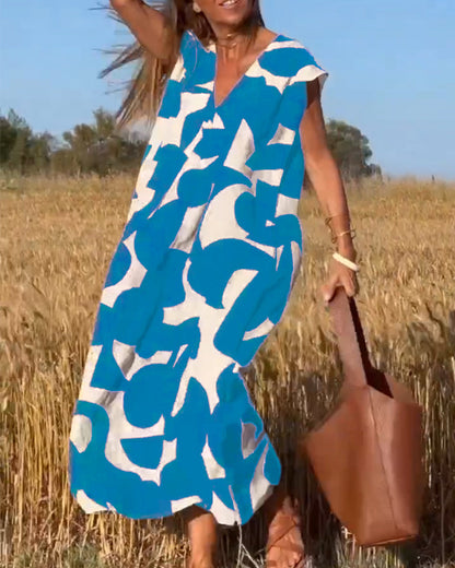 ELVIRA – Gedrukte V-hals jurk met elegante snit en zomerse flair