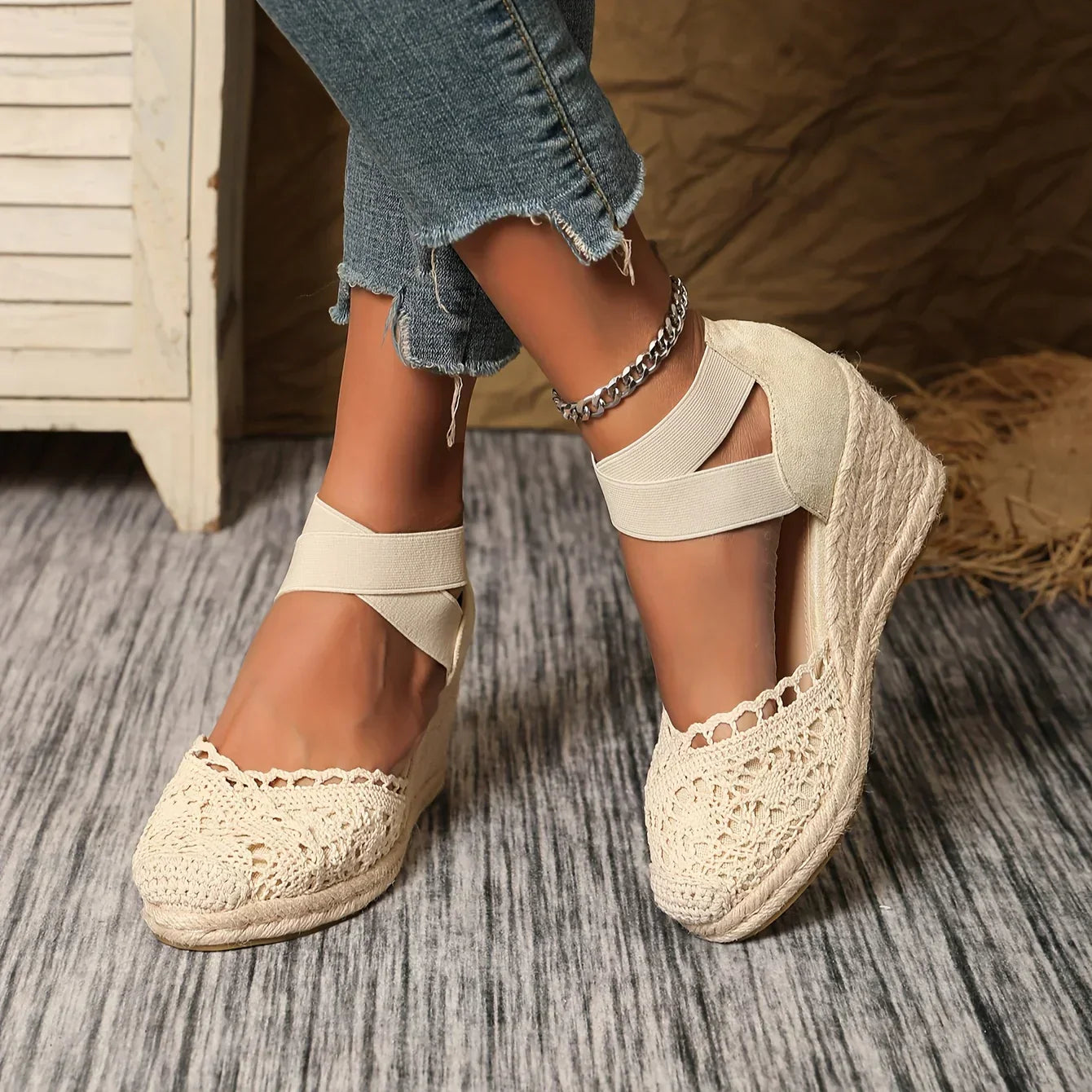 Modieuze sleehak sandalen met gehaakt detail en elastische enkelband – RHÉNA - Glamorix