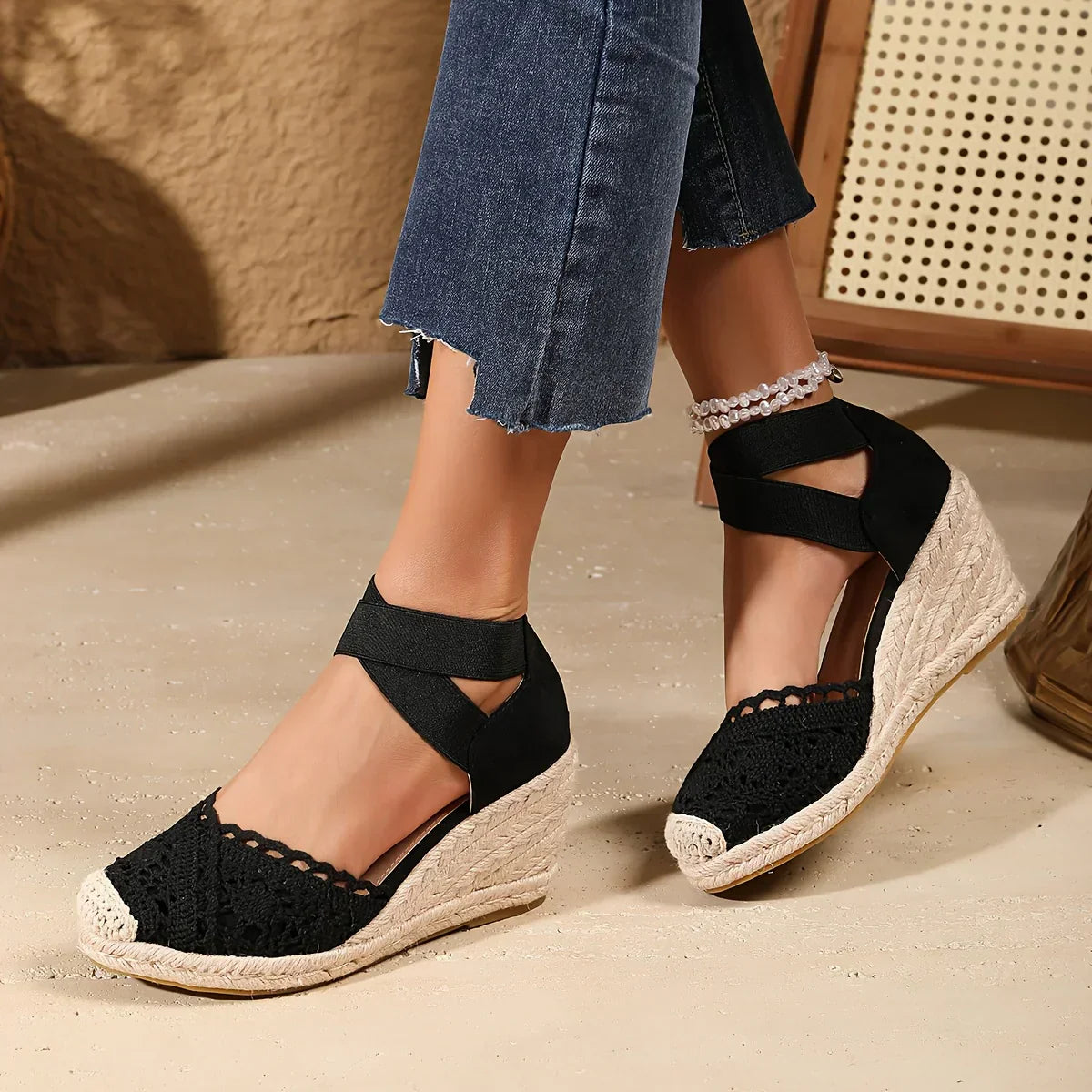 Modieuze sleehak sandalen met gehaakt detail en elastische enkelband – RHÉNA - Glamorix