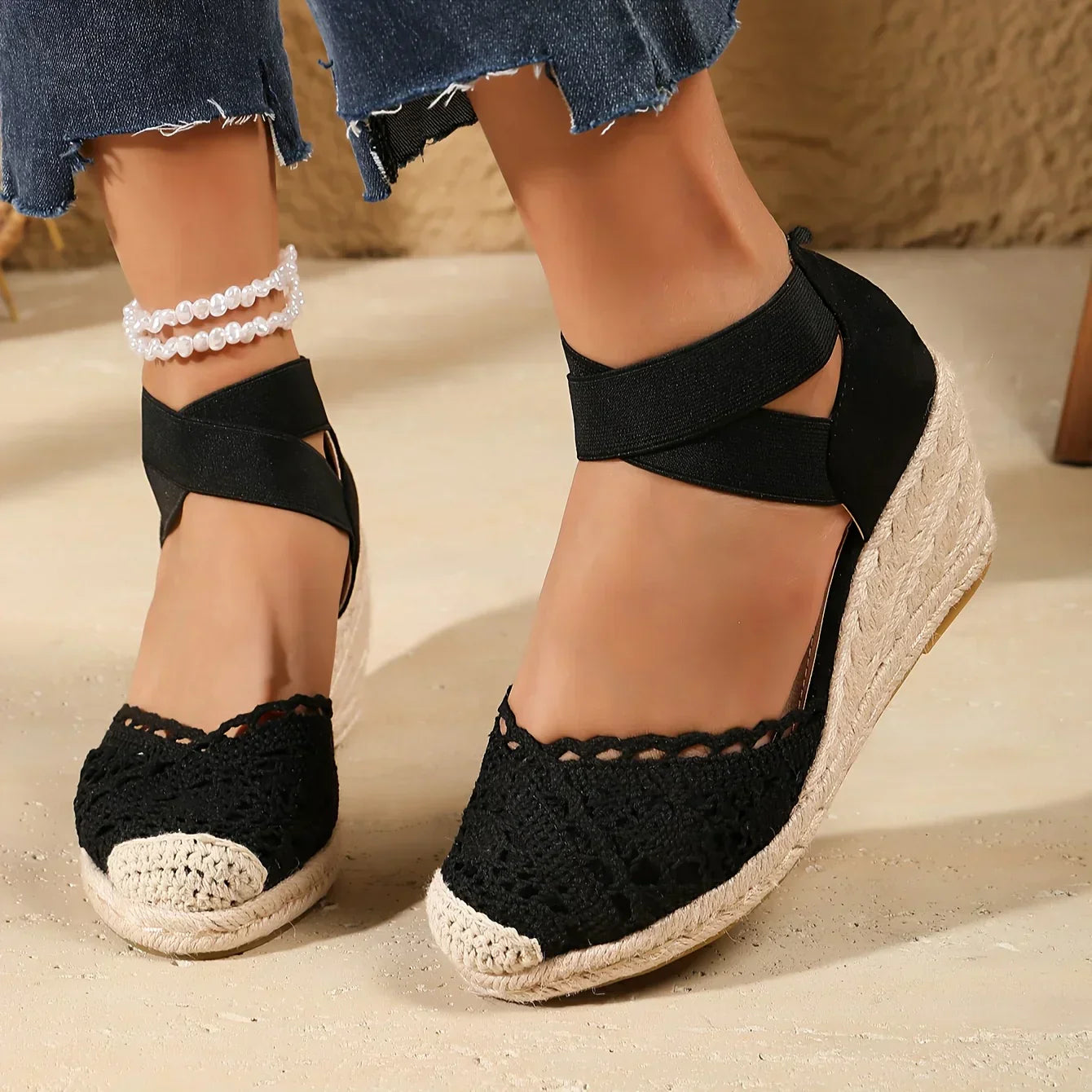 Modieuze sleehak sandalen met gehaakt detail en elastische enkelband – RHÉNA - Glamorix